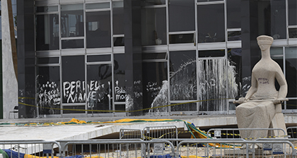 Fachada depredada do STF