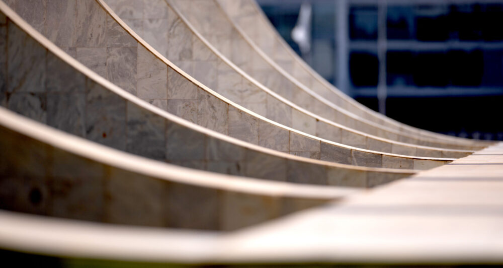 Detalhe dos arcos do prédio sede do STF, em mármore branco