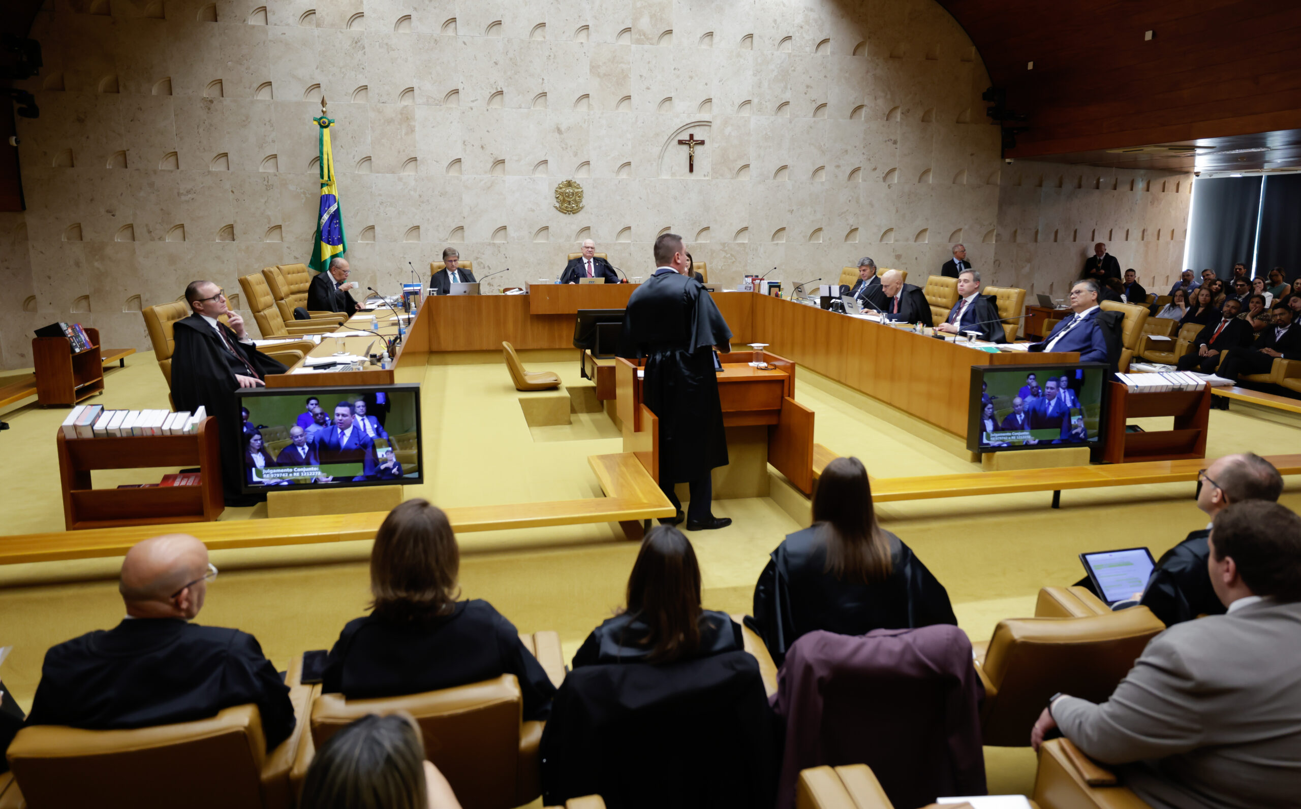 Advogado apresentando argumentos na tribuna do STF