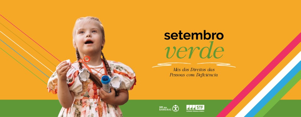 Cartaz horizontal em fundo amarelo, mostra no centro o nome da campanha Setembro Verde - Mês dos Direitos das Pessoas com Deficiência. À esquerda, a foto de uma criança loira, de tranças no cabelo e com síndrome de Down faz bolinha se sabão.