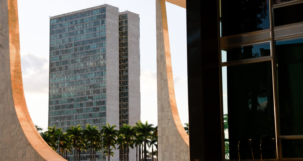 Detalhe arquitetônico do edifício-sede do STF com Congresso Nacional ao fundo