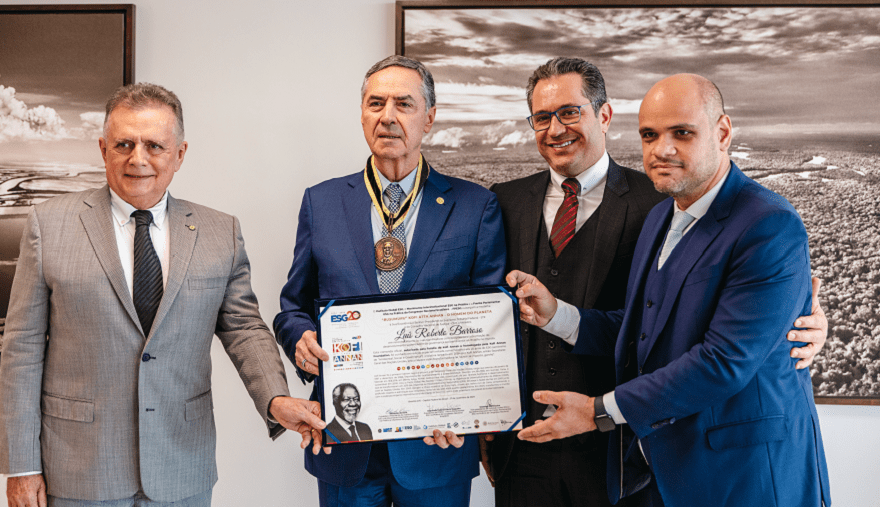 Ministro Barroso na entrega da medalha Kofi Annan