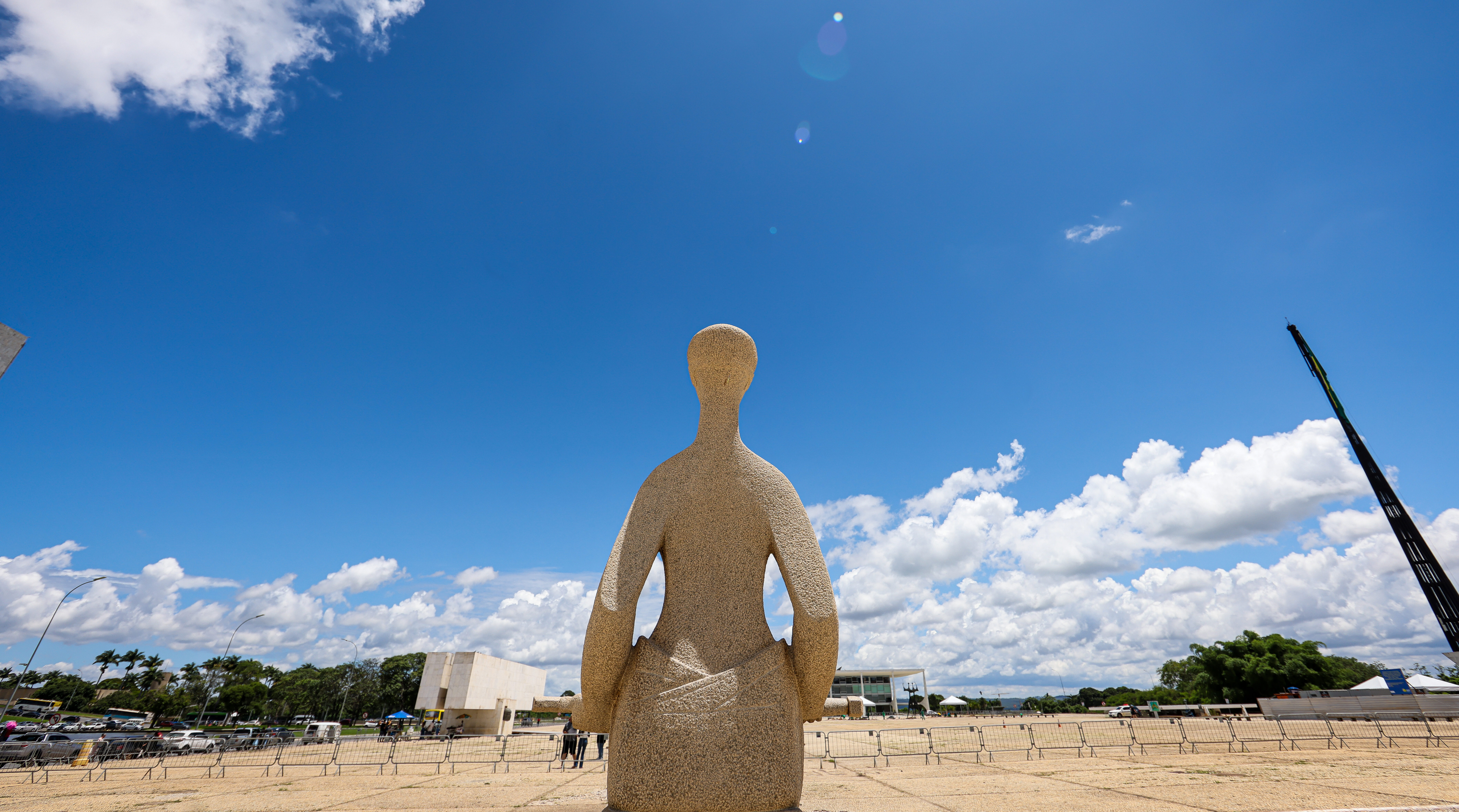Foto em formato paisagem da estatua da Justiça e ao fundo a Praça dos Três poderes