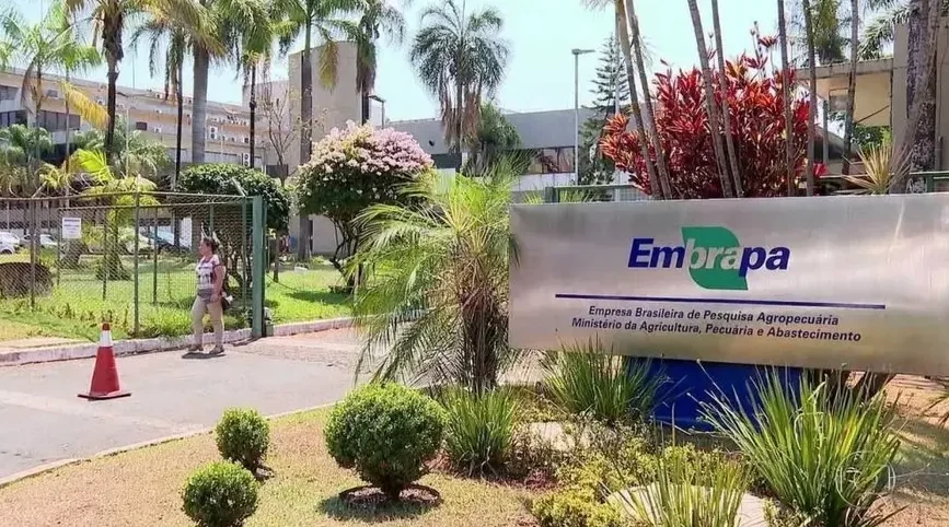 Entrada da Embrapa com placa indicativa da empresa