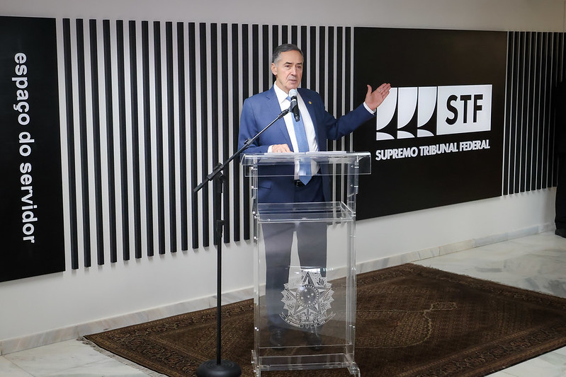Fotografia colorida, na posição horizontal, do ministro Luís Roberto Barroso falando na inauguração do Espaço do Servidor.