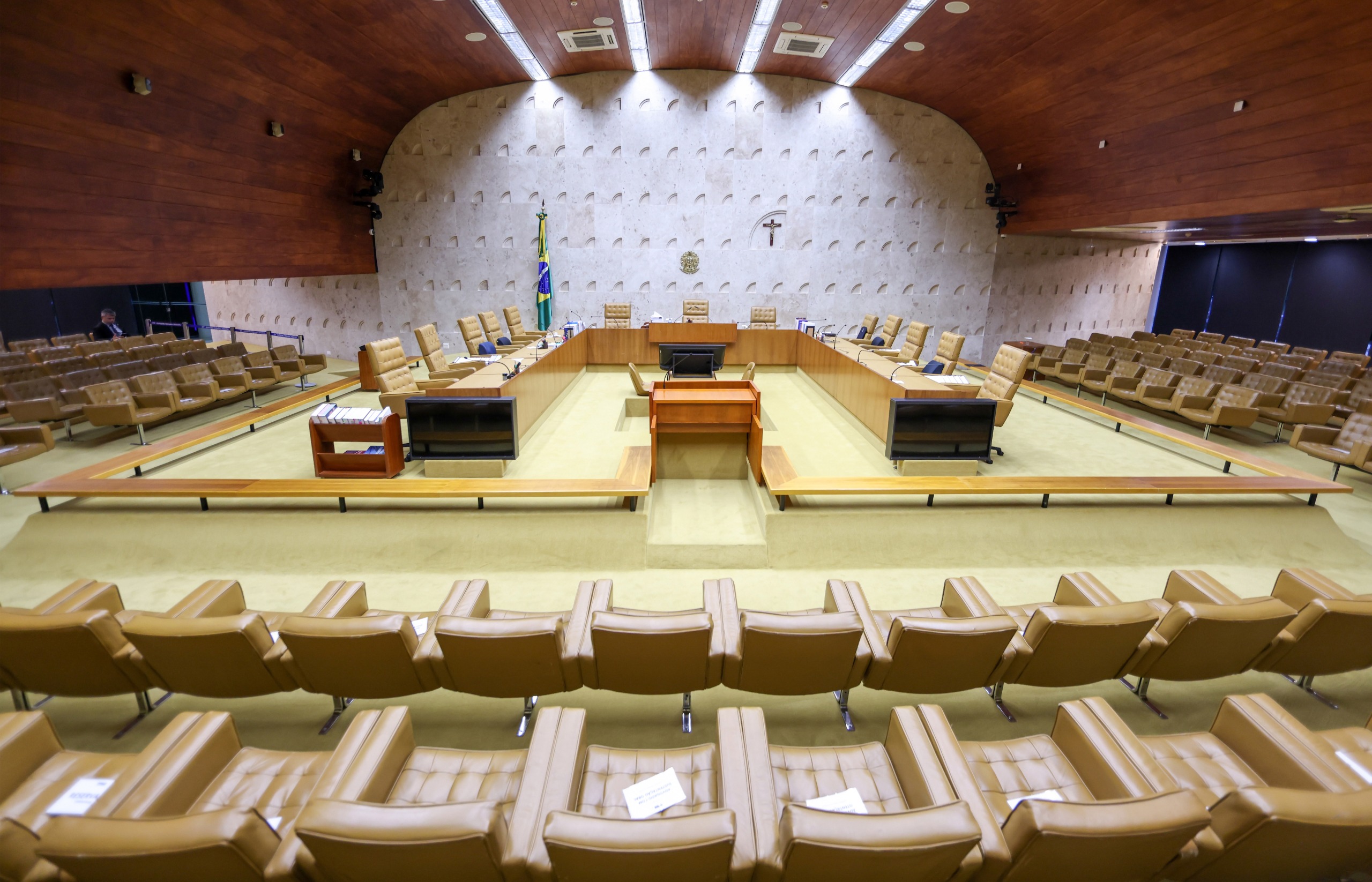 Vista frontal do Plenário do STF vazio
