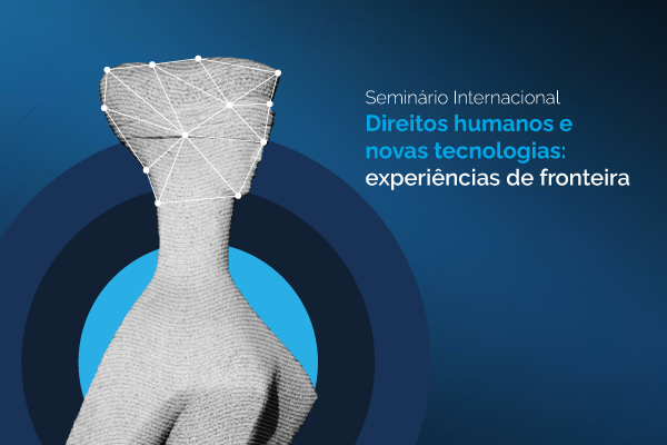 Cartaz do Seminário Internacional Direitos Humanos e Novas Tecnologias, tem fundo azul, onde está escrito o nome do evento do lado direito. E do lado esquerdo tem a imagem da estátua da justiça. Na cabeça dela, tem um desenho em forma de teia, comumente usado pra simbolizar a ideia de rede.
