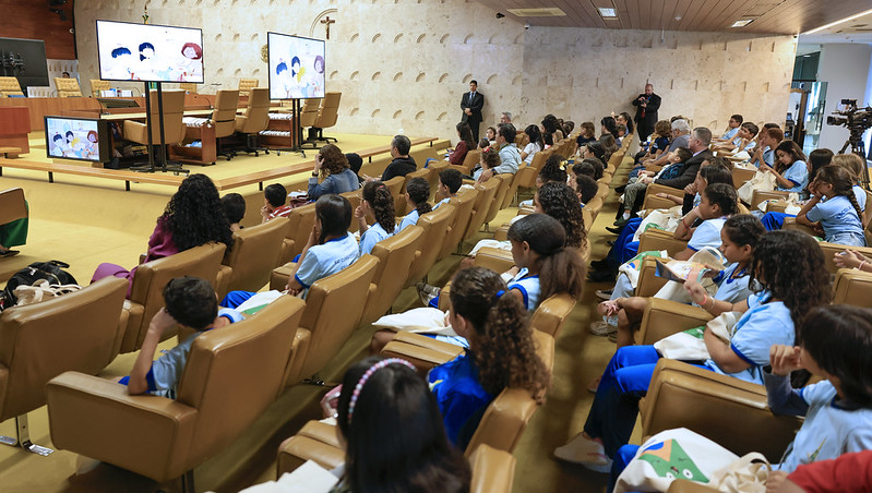 Estudantes no Plenário do STF programa Cine STF na Escola
