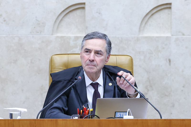 Ministro Luís Roberto Barroso na bancada da Presidência do STF