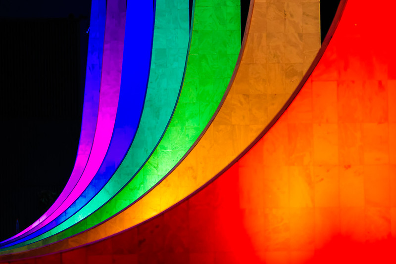 Arcos do prédio sede do STF nas cores da bandeira LGBTQIAPN+