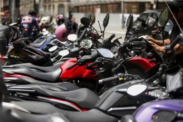 Motocicletas enfileiradas em estacionamento