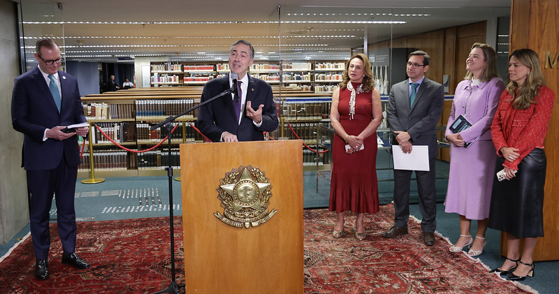 Fotografia do ministro Barroso falando em um púlpito no lançamento do livro