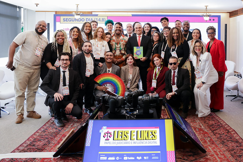 Fotografia do ministro Alexandre de Moraes de pé e dos influenciadores ao redor
