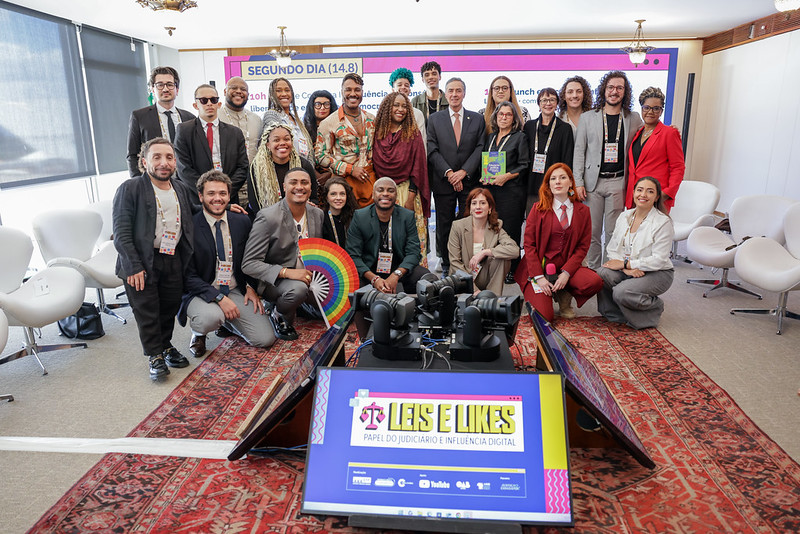 Fotografia do ministro Barros de pé e ao seu redor os influenciadores.
