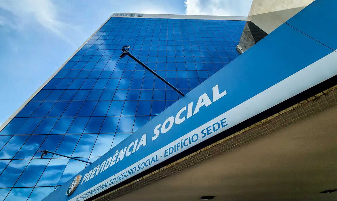 Fachada de um agência do INSS com o letreiro Previdência Social