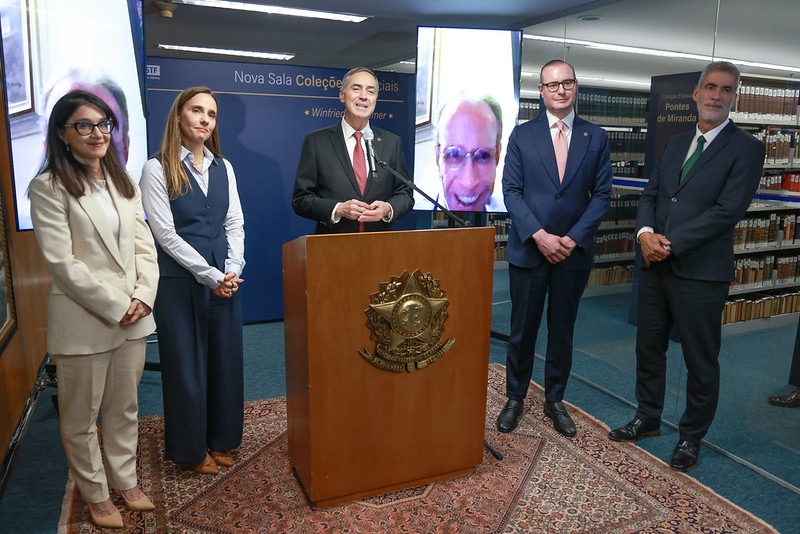 Ministro Barroso no púlpito ladeado pelos ministros Zanin e Schietti na nauguração.