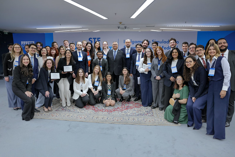 Alunos reunidos em volta do ministro Flávio Dino.