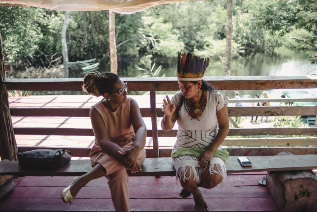 Juíza-ouvidora do STF, Flávia Martins, conversa com liderança indígena