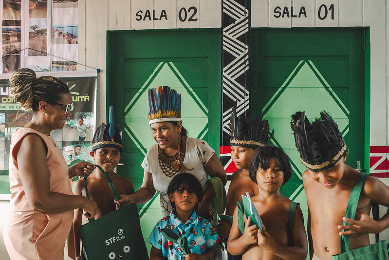 Juíza, uma indígena crianças indígenas reunidas