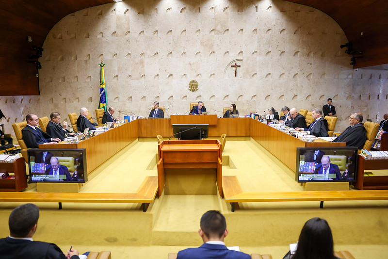 Foto colorida do Plenário do STF durante sessão de julgamento