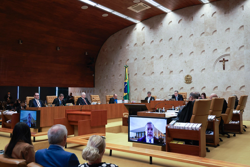 Foto colorida do Plenário do STF em dia de sessão de julgamento
