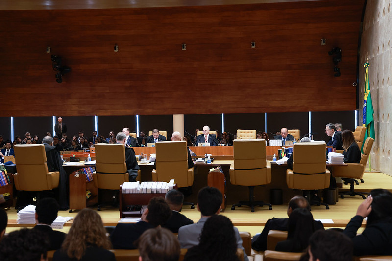 Visa lateral do Plenário do STF durante sessão de julgamento