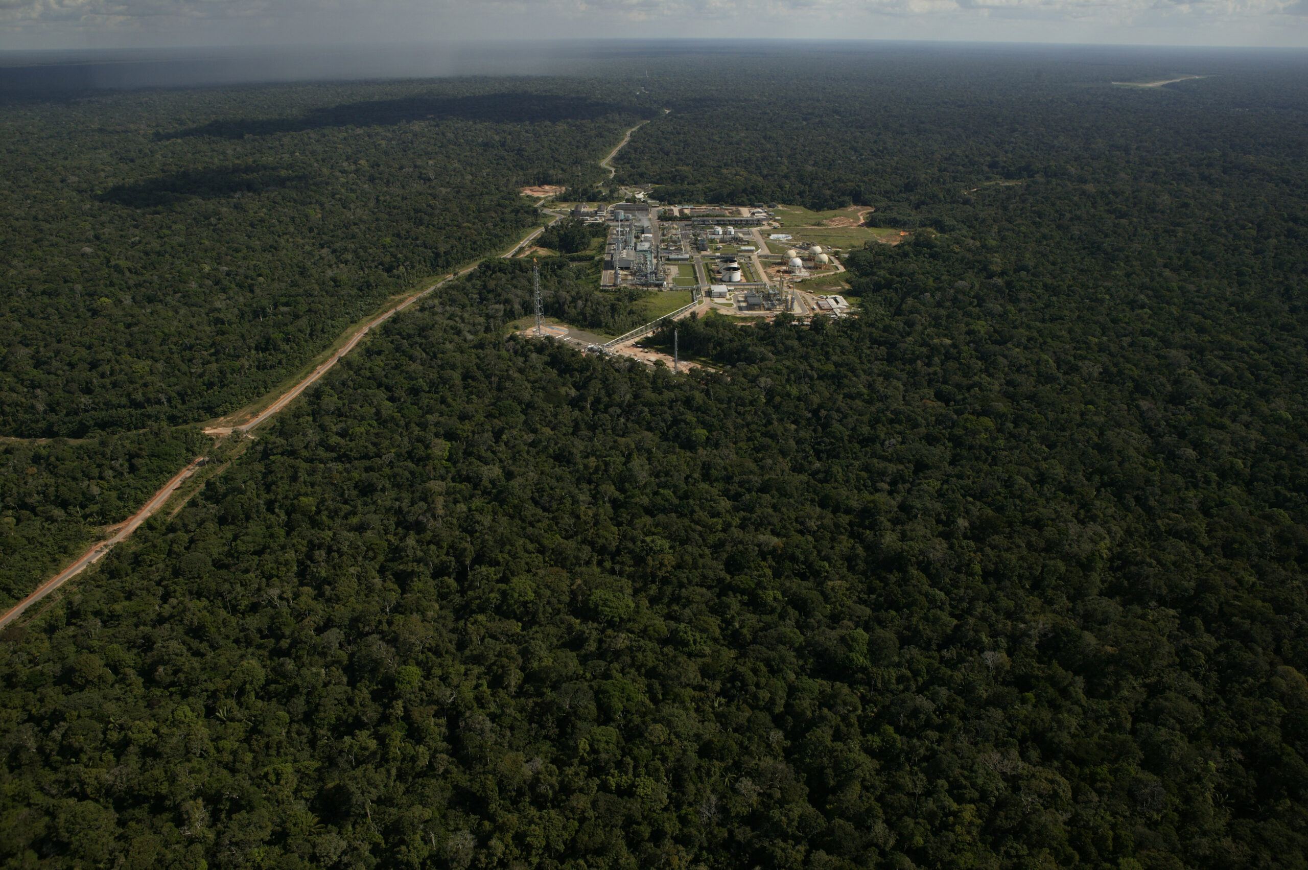 Fotografia aérea de unidade petrolífera na Amazônia