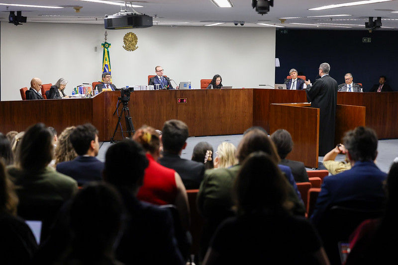 Advogado na tribuna diante da 1ª Turma do STF