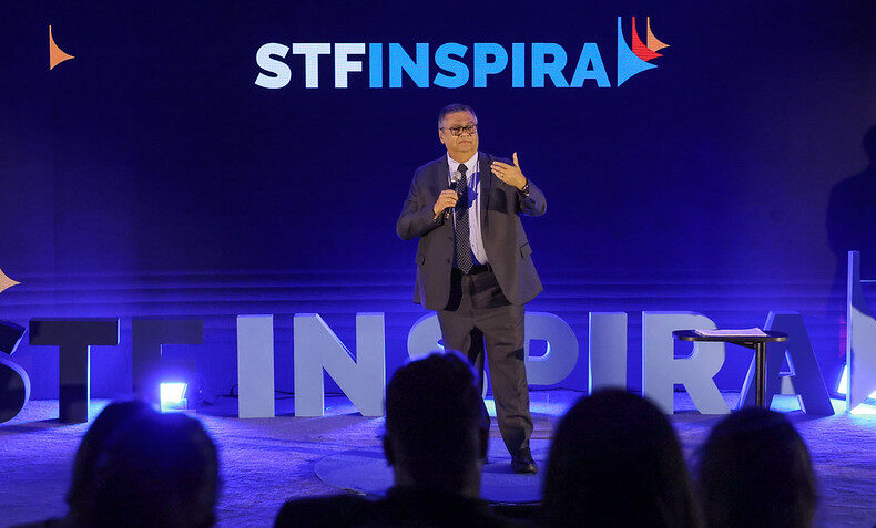 Ministro Flávio Dino falando no palco do evento 