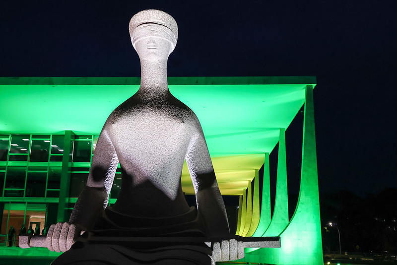 STF iluminado em verde e amarelo