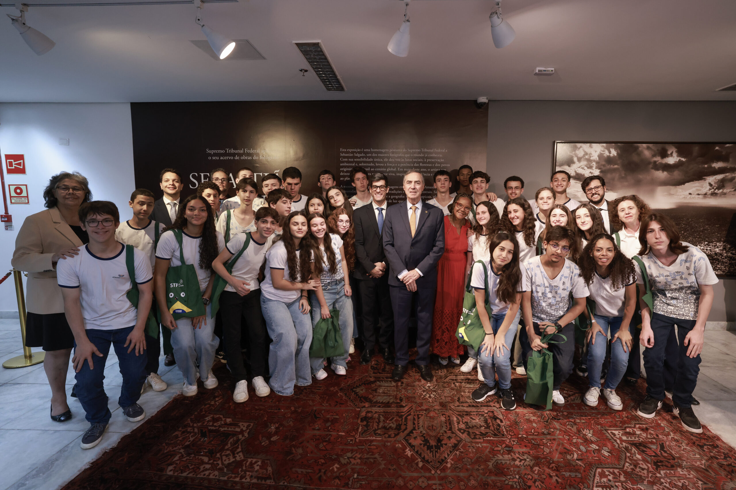 Ministro Barroso e estudantes que participaram da visita