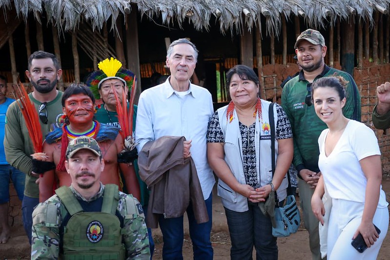 Ministro Barroso com indígenas e membros de pelotão do Exército na região