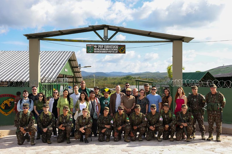 Barroso e integrantes do Pelotão do Exército