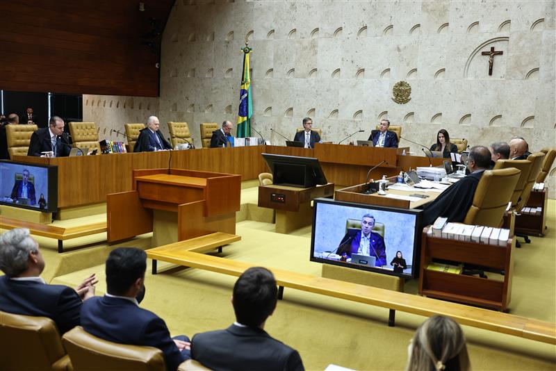 Ministro Luís Roberto Barroso falando no Plenário durante a sessão