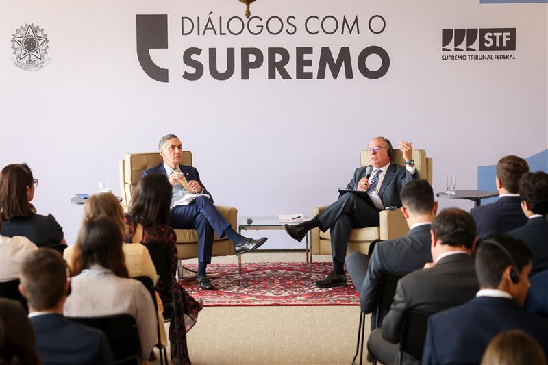 Ministro Barroso e o professor espanhol Javier García Roca participando do evento.