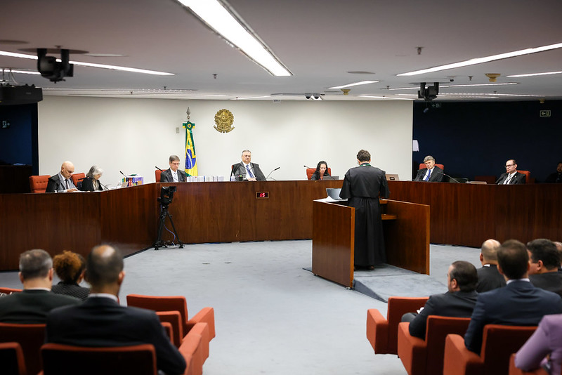 Advogado fazendo a defesa de seu cliente na tribuna da 1ª Turma do STF