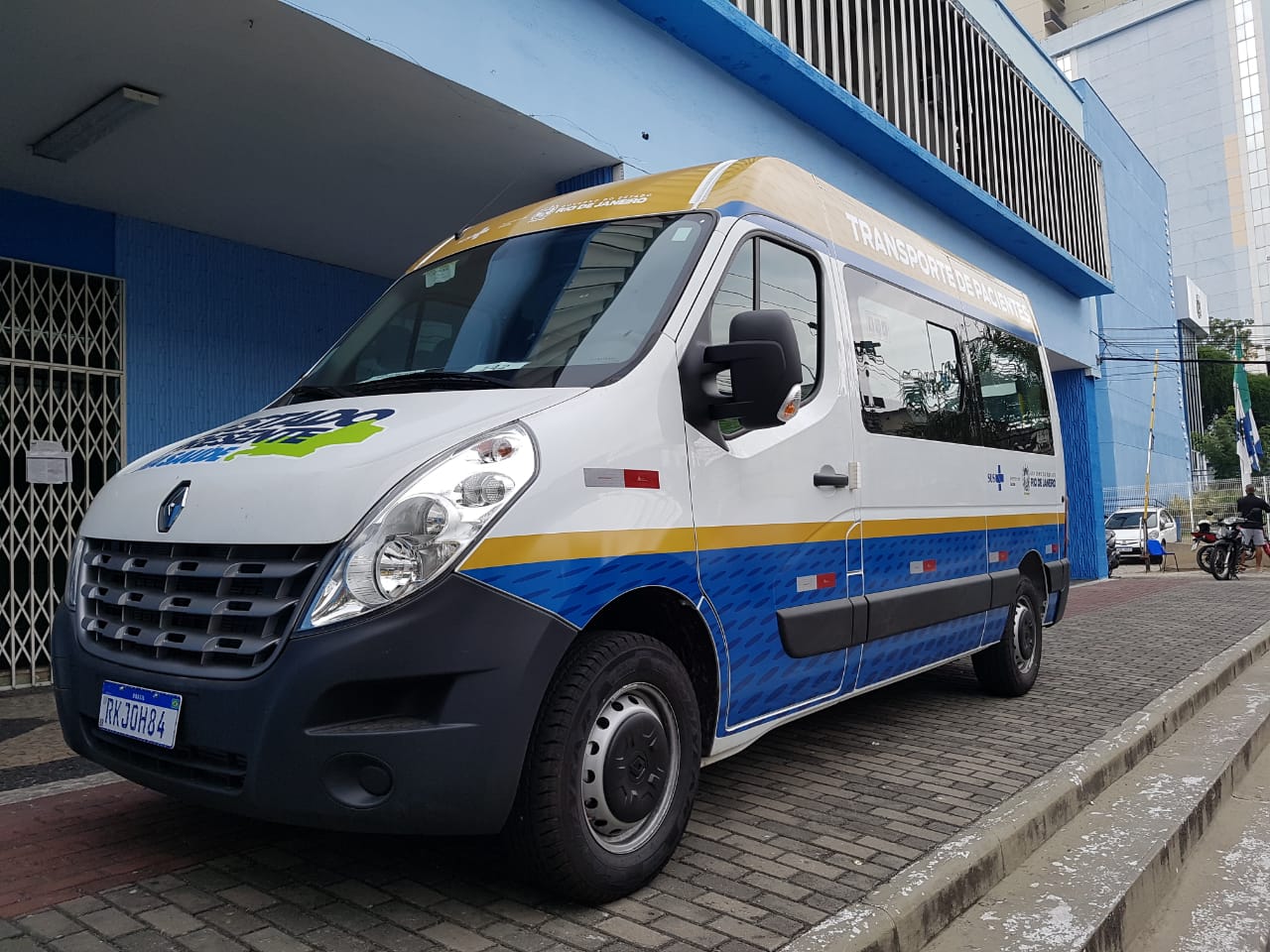 Van de transporte de pacientes na frente de unidade de saúde