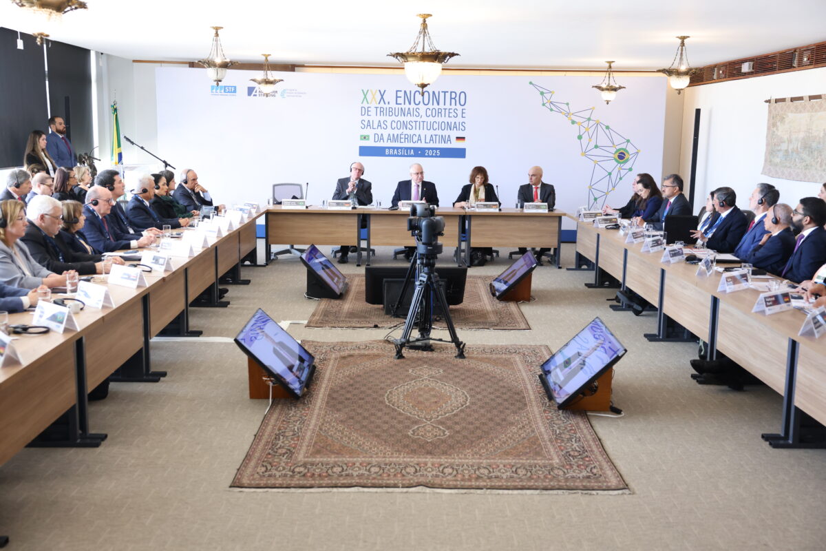 Mesa de abertura do evento com o ministro Fachin ao centro