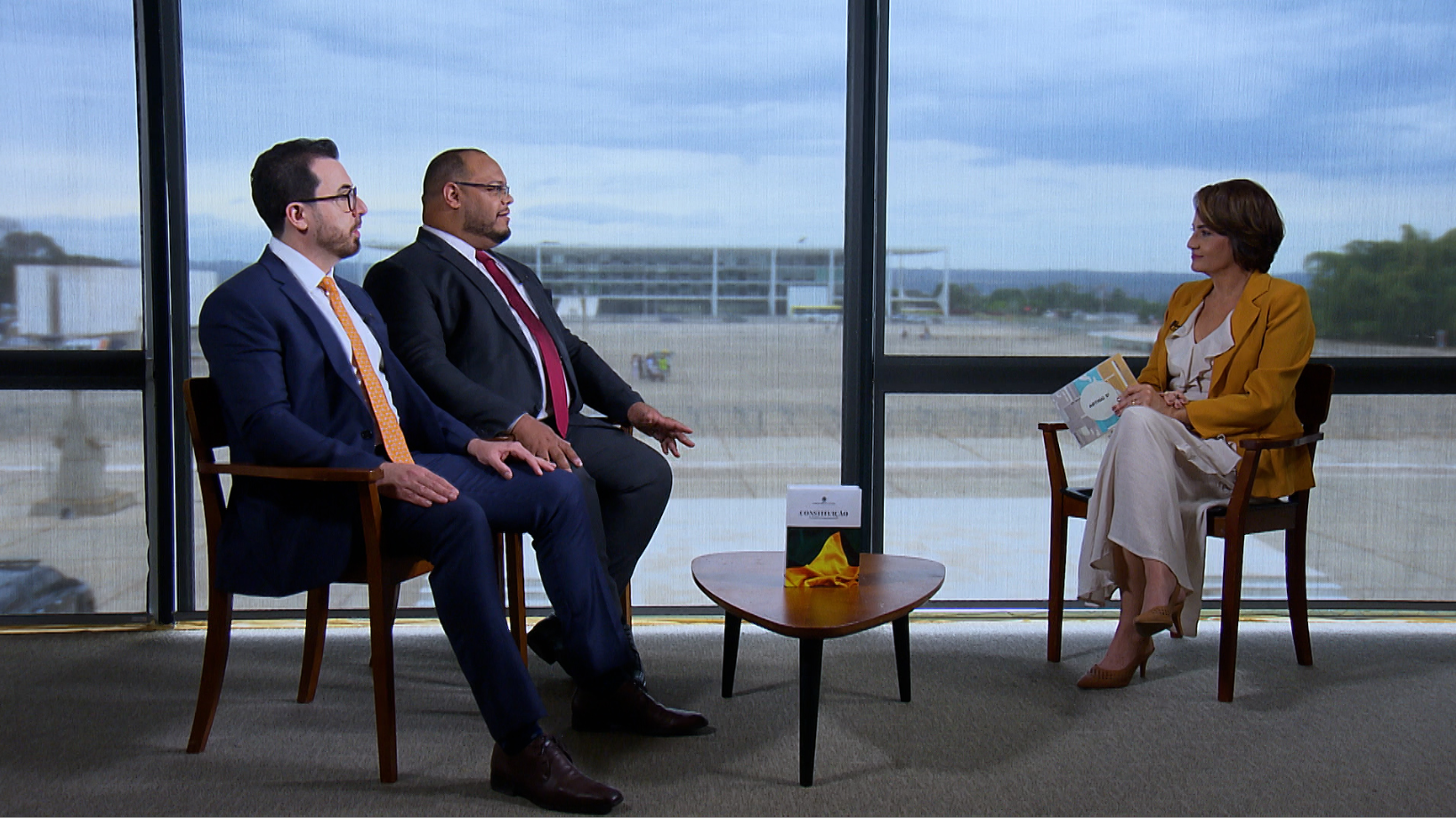 Apresentadora e convidados do programa Artigo 5º