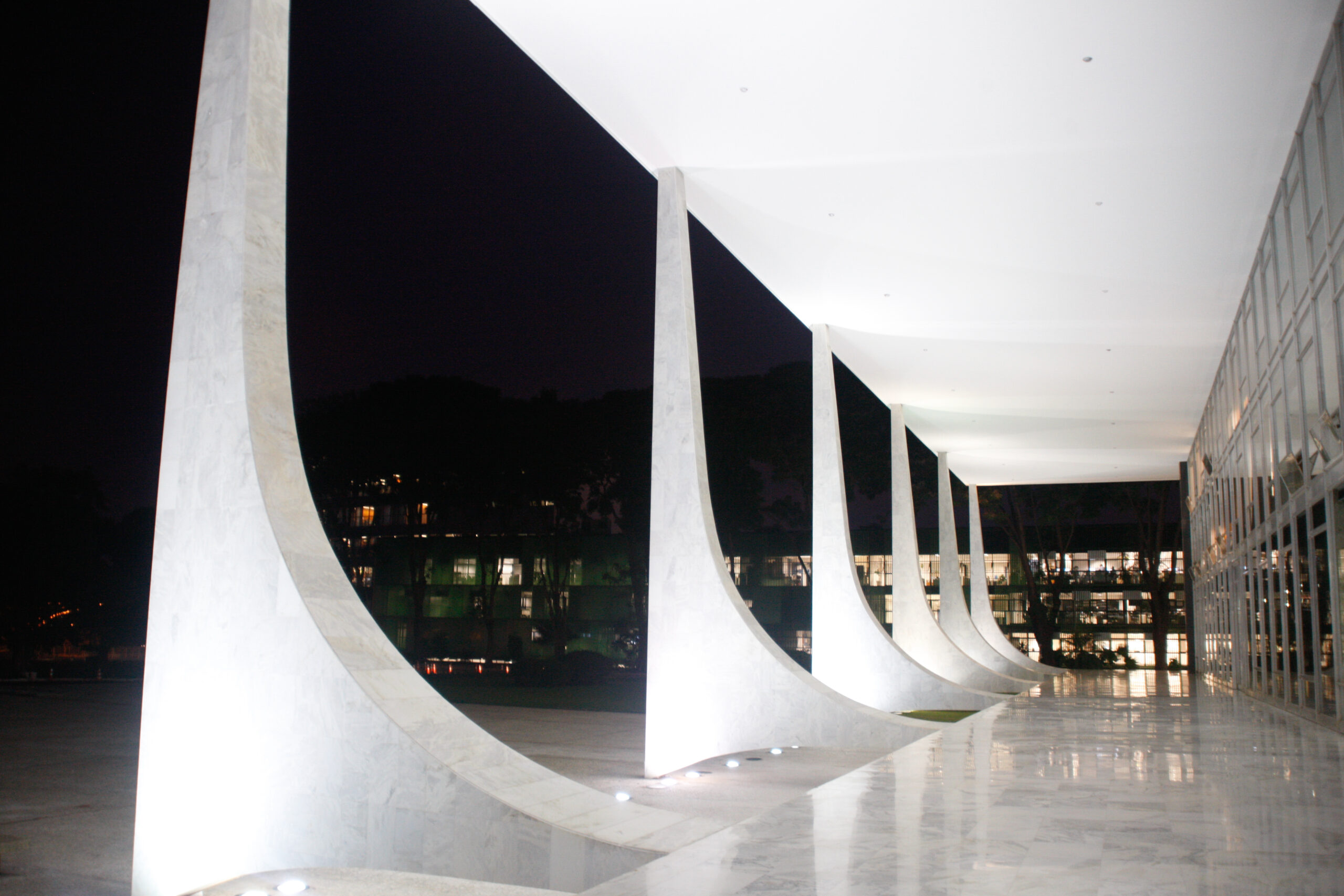 Detalhe arquitetônico da fachada do edifício-sede do STF à noite