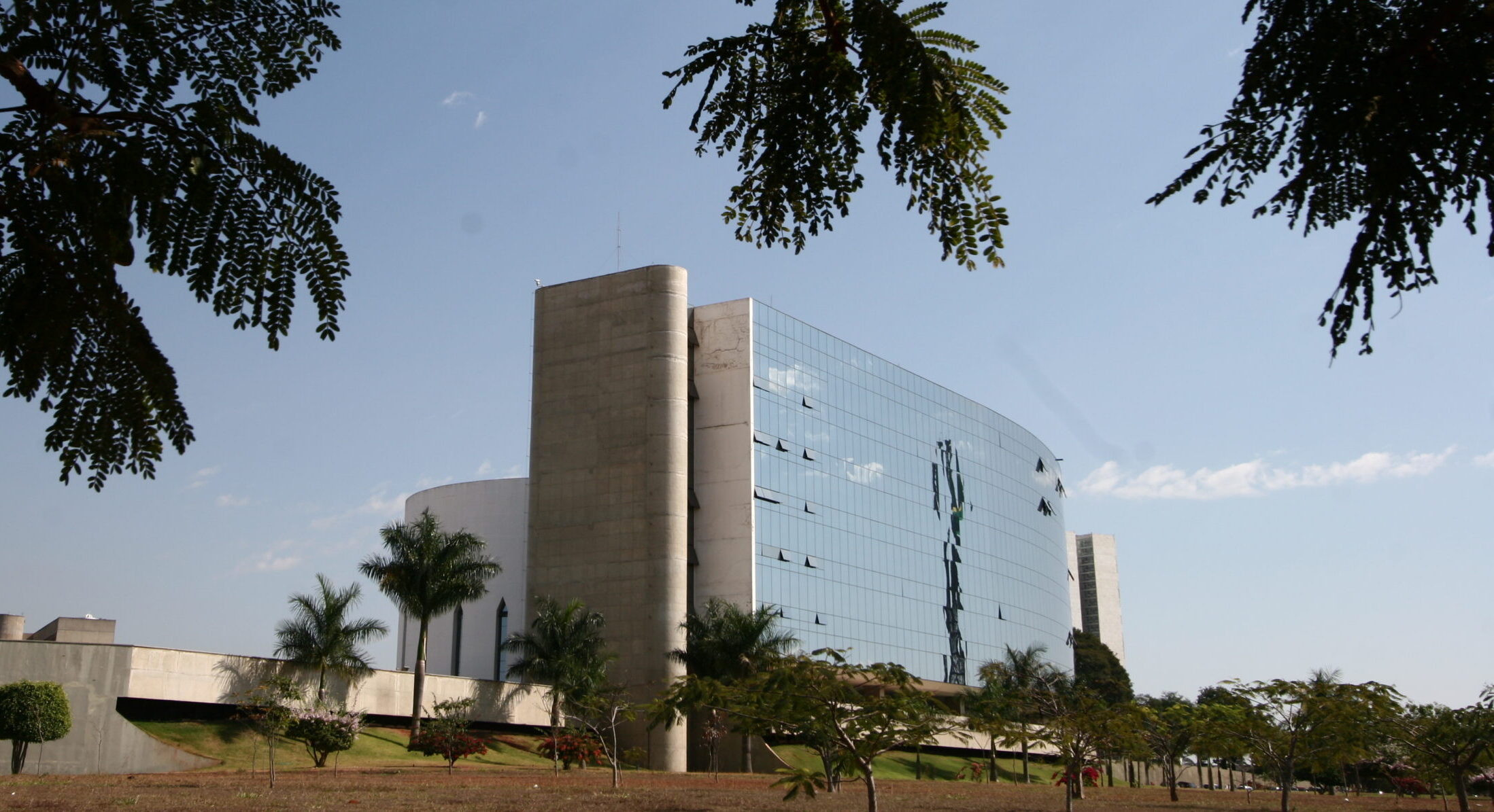 Vista da fachada do Anexo II do STF com árvores em primeiro plano