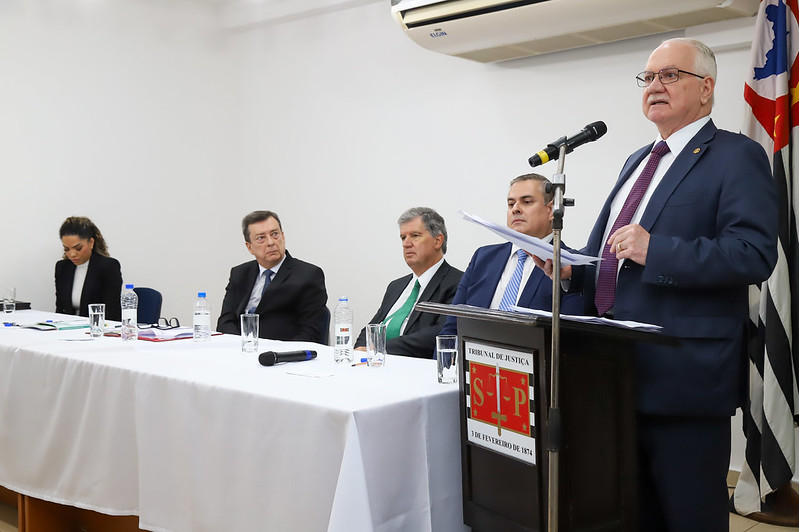Ministro Fachin em púlpito falando para presentes no evento