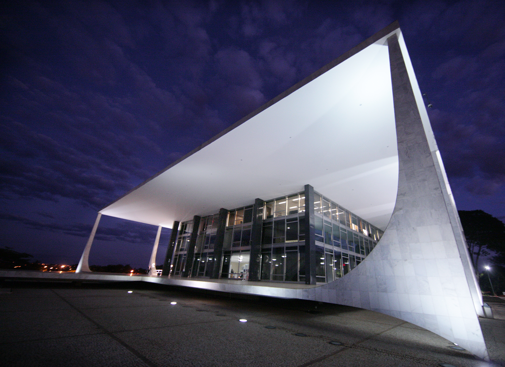 Foto noturna do edifício-sede do STF