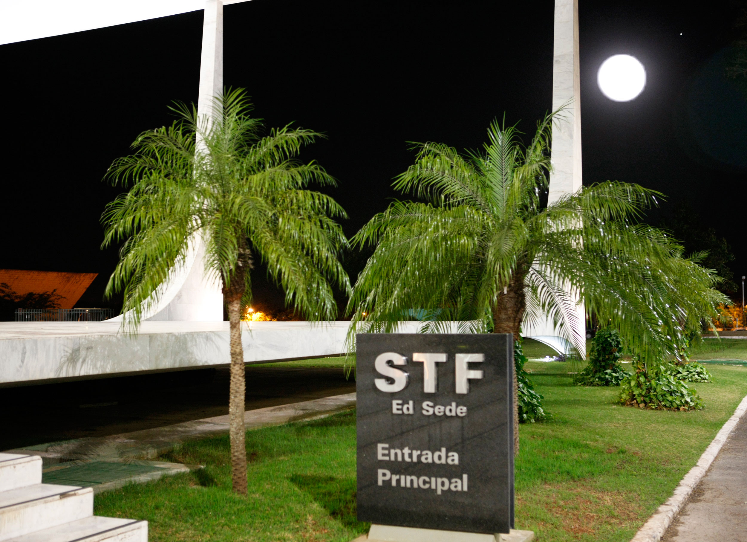 Foto da entrega do edifício-sede com luar