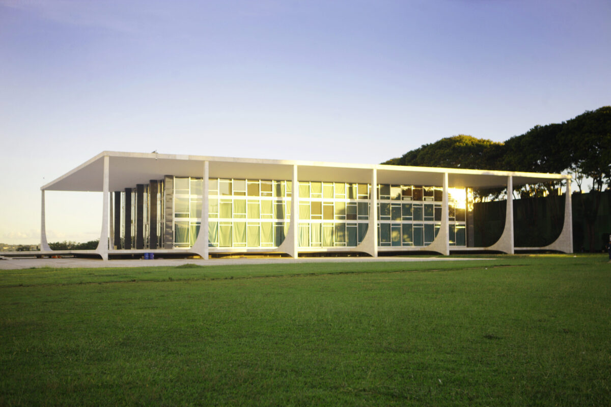 Foto lateral do edifício-sede do STF ao entardecer