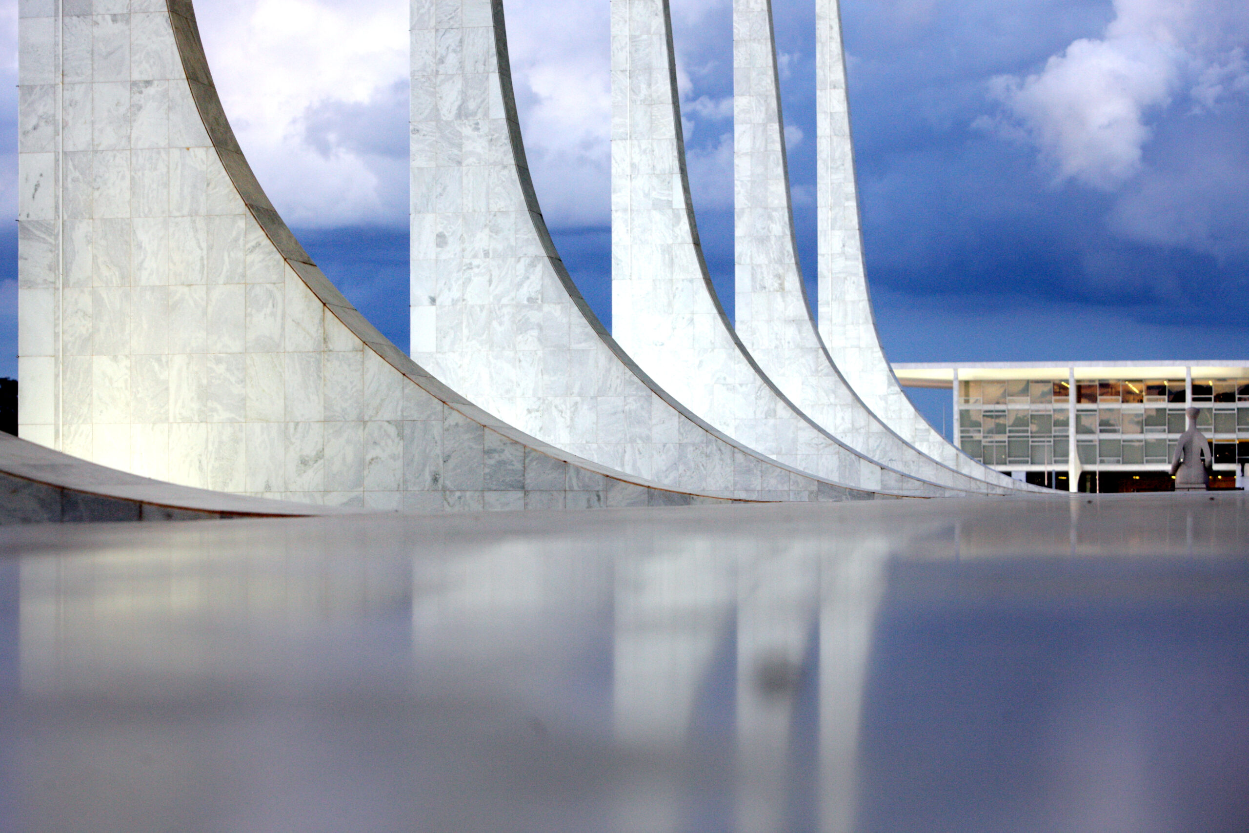 Foto das colunas do edifício-sede do STF