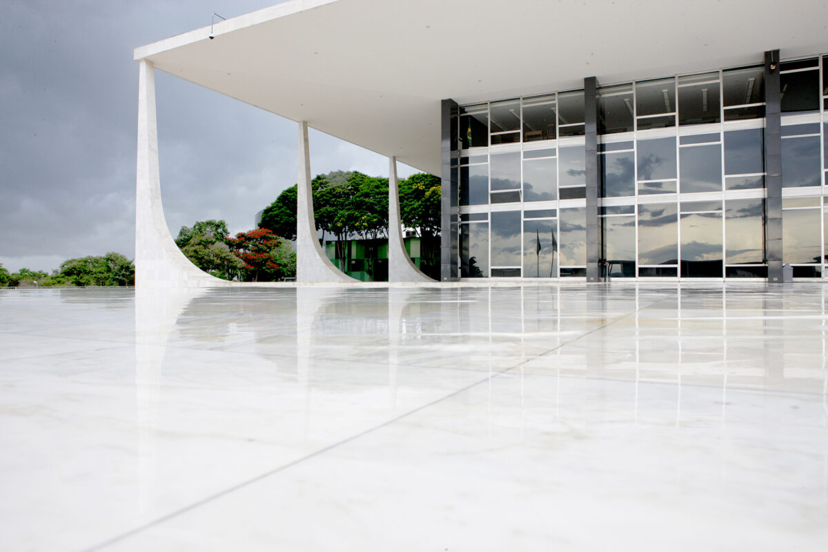 Foto do prédio do STF em dia chuvoso