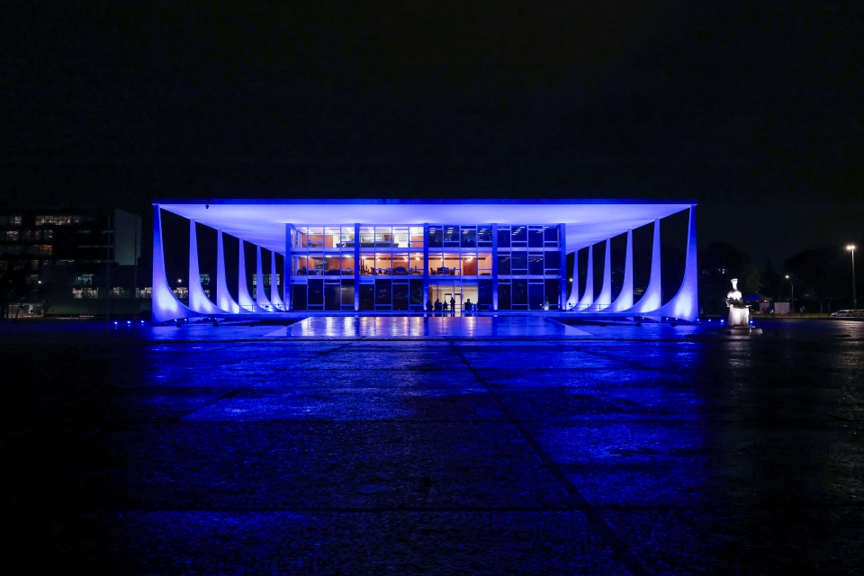 Edifício-sede do STF iluminado em azul