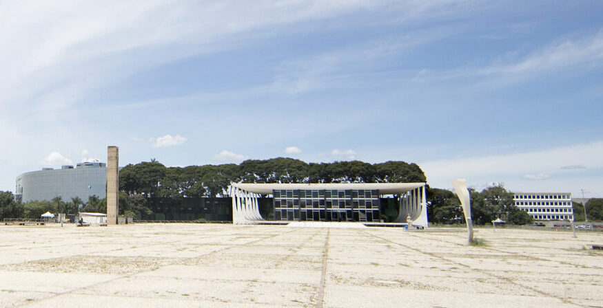 Praça dos três poderes com prédio do STF ao fundo