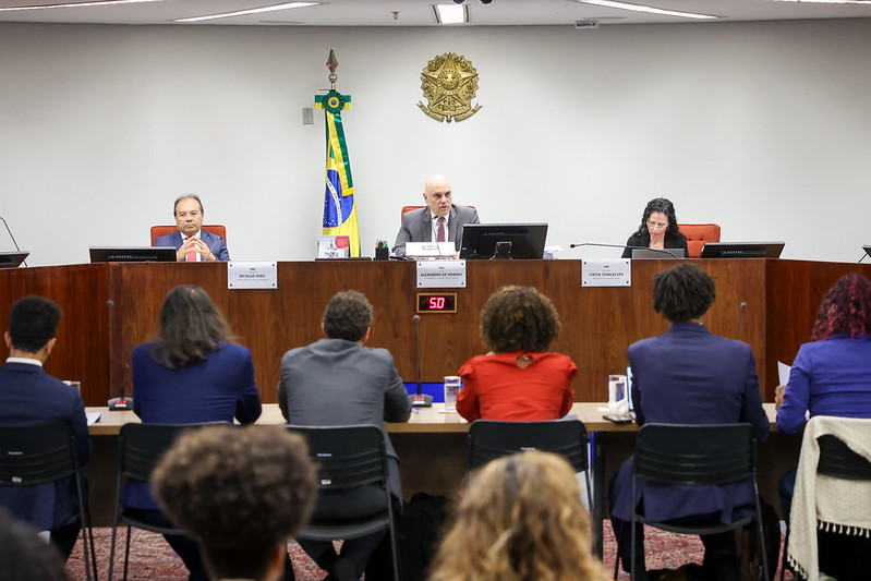 Sala de sessões da Primeira Turma durante a audiência; ministro Alexandre de Moraes na bancada ao centro.